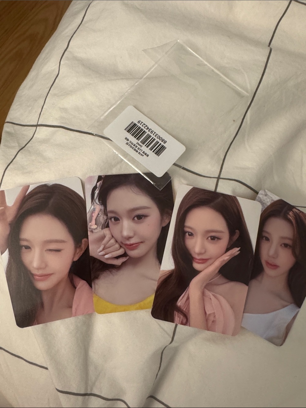 Set of 4 Glossy Idol Photocards — Pink & Yellow Accents